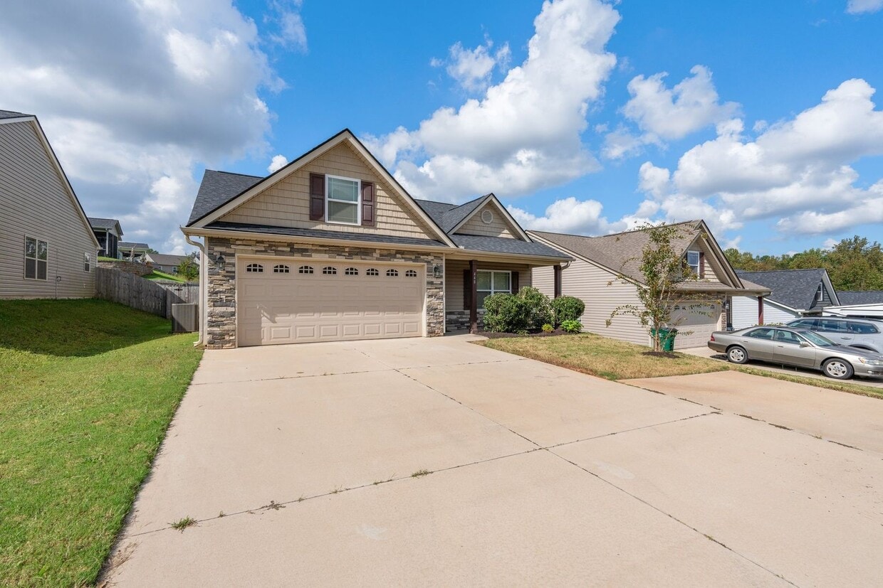 Primary Photo - 3 BR, 2 BA 2-Car Garage Modern Ranch Livin...