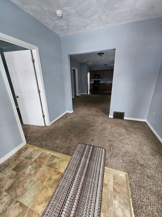 Foto del edificio - Lower 3 bedroom unit East Side