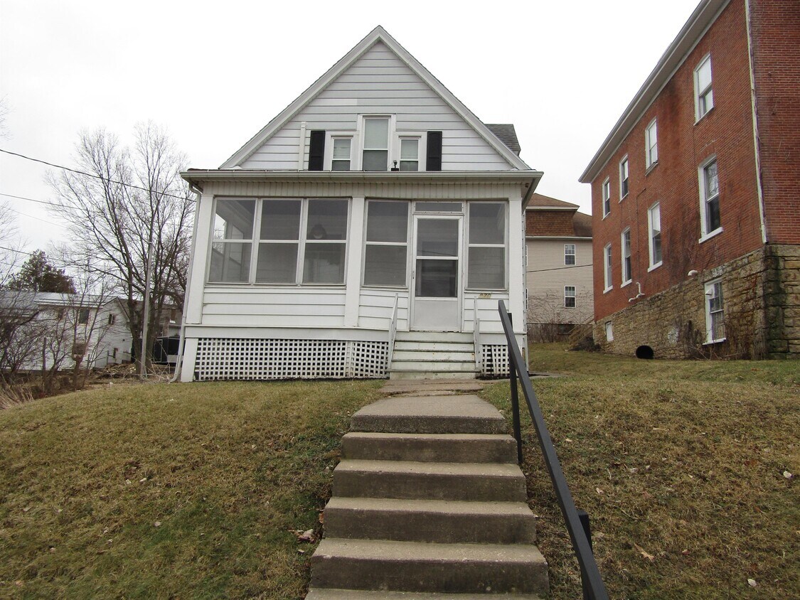 870 University Ave, Dubuque, IA 52001 House Rental in Dubuque, IA