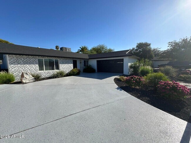 Building Photo - 8444 E Bonita Dr