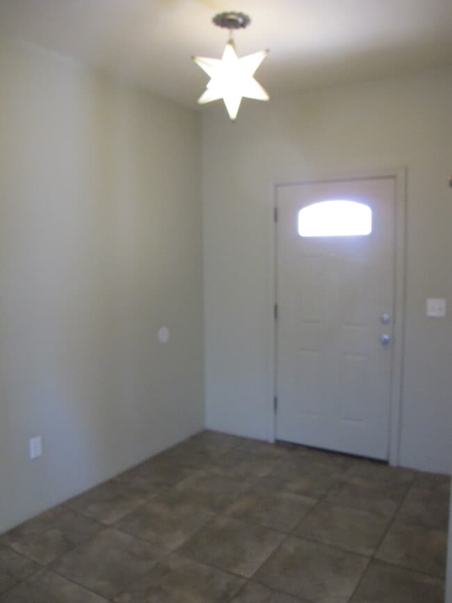 Building Photo - 1305 E Linden St