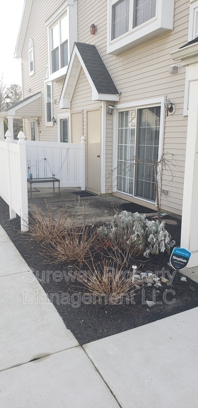 Building Photo - 1505 Saxony Dr