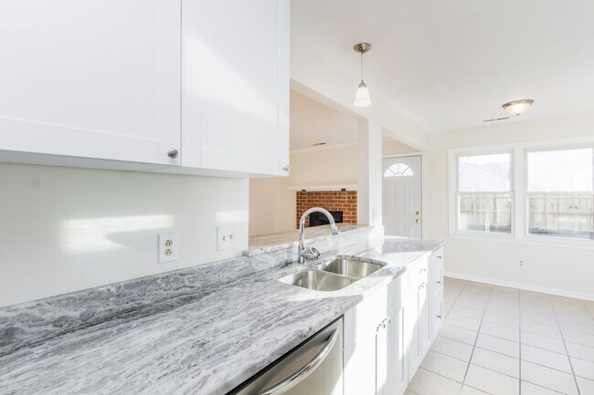 Building Photo - Charming 3-bedroom 2.5 bath townhome-style...