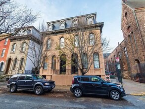 Building Photo - 1913 Wallace St