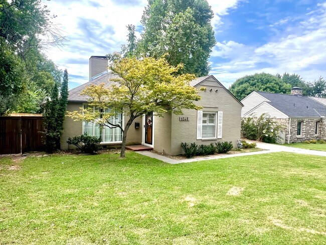 Foto del edificio - Updated Brookside Bungalow!