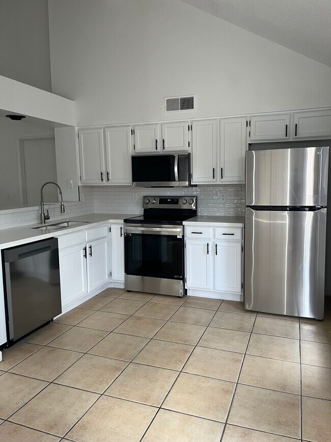 Building Photo - 2126 W Monona Dr