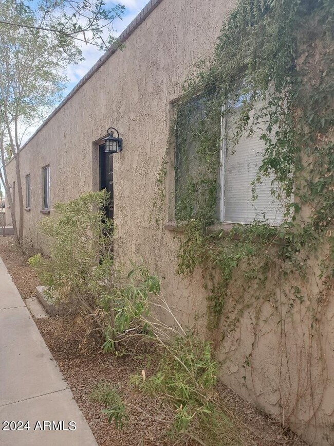 Building Photo - 916 N Pueblo Dr