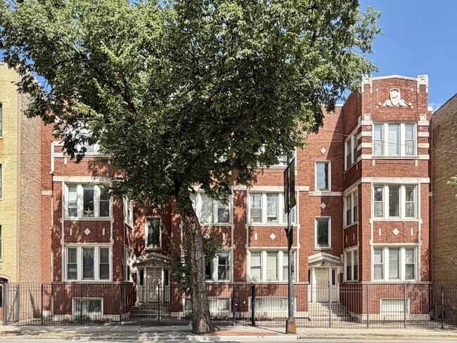 Building Photo - 5783 N Ridge Ave