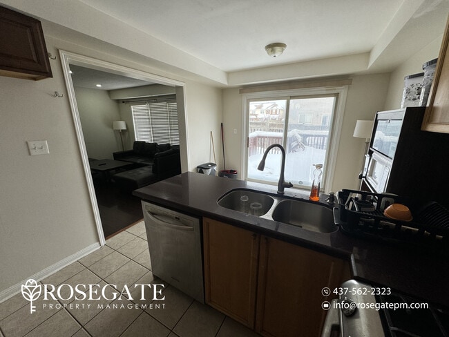 Photo du bâtiment - Spacious 3+1 Bedroom Detached Corner Home with Garage & Backyard in Brampton