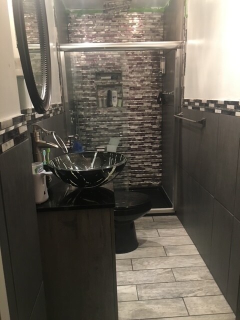 bathroom - 2315 Faber St
