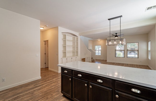 Foto del edificio - 1061 S Hawk Ln