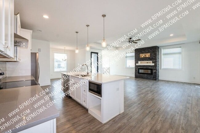 Building Photo - 1408 NW Spruce Dr
