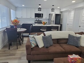 Building Photo - 704 N Bennedict Dr