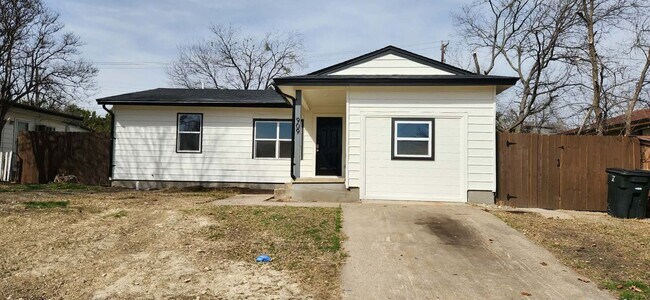 Building Photo - Beautifully Remodeled 3 Bed / 2 Bath Home with Large Backyard