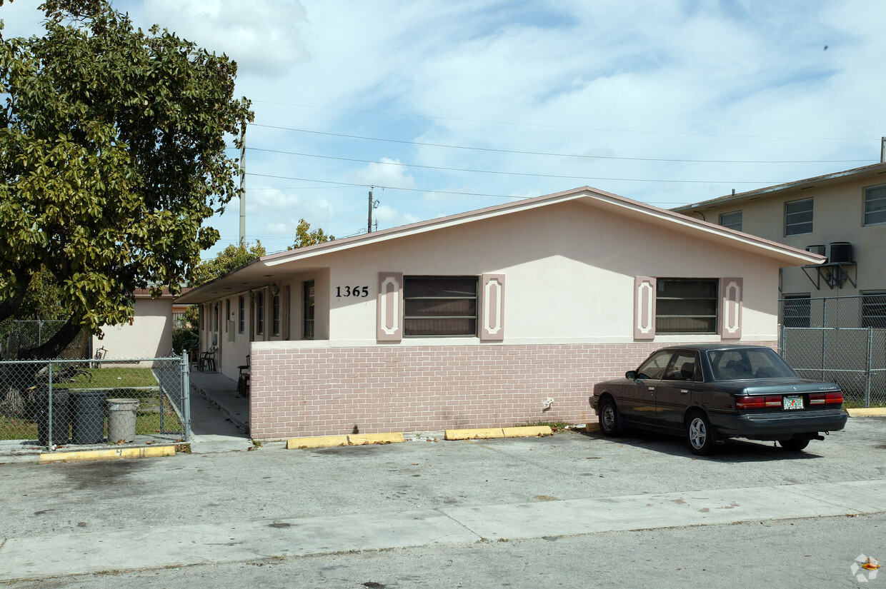 Building Photo - 1375 W 28th St