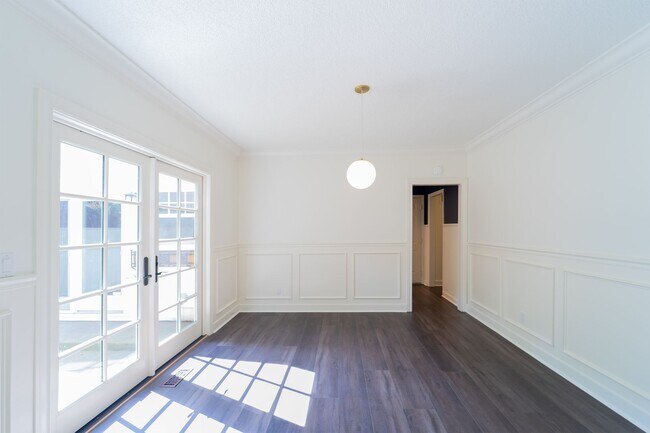Building Photo - Experience the Charm of a Portland Heights...