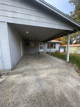 Building Photo - 1610 Oak St SE