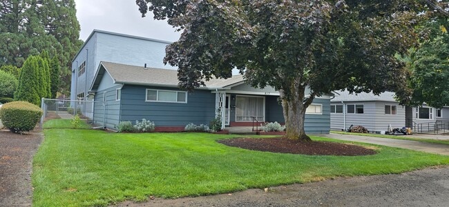 Building Photo - Well Maintained, Centrally Located 3 Bedro...