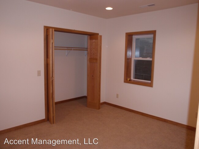 Building Photo - 520 S Park St