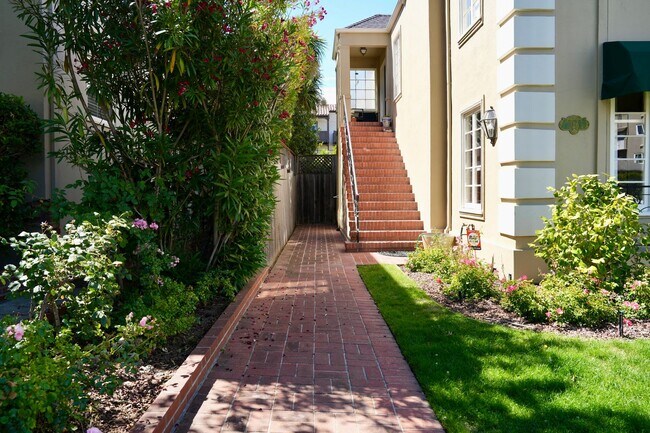 Foto del edificio - Charming & Spacious 3BR/2BA Lower-Level Home in Prime Baywood Location