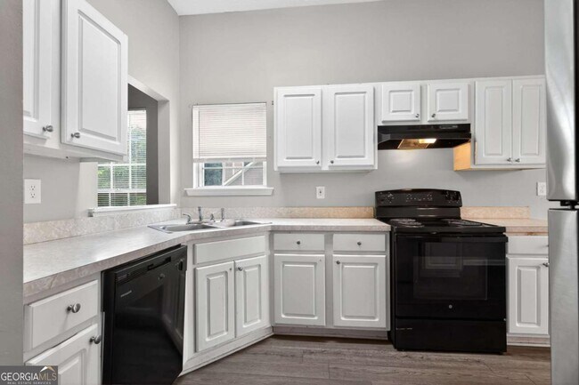 Foto del edificio - 5470 Twin Lakes Dr