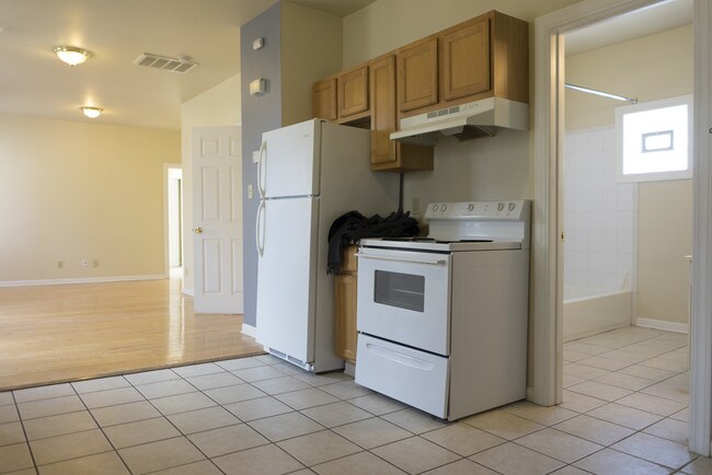 Cocina y baño - 724 E Center St