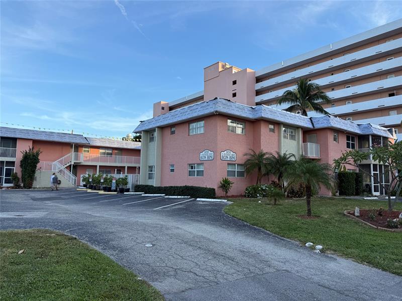 Primary Photo - 1450 N Riverside Dr