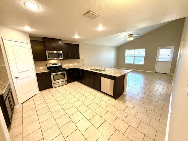 Foto del edificio - **APPLICATION RECEIVED** AVAILABLE NOW! Tw...