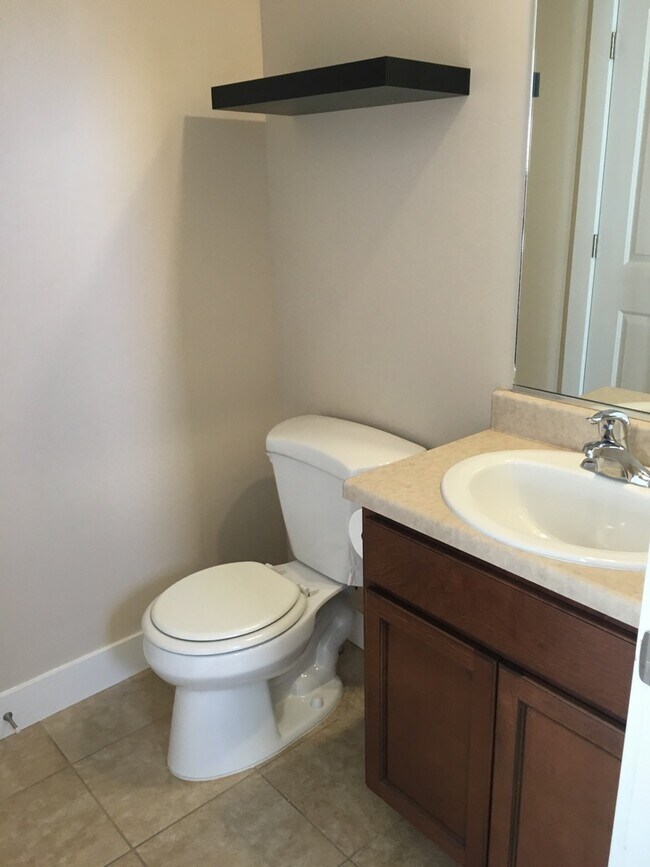 Building Photo - Luxury Townhome in Sandy!!