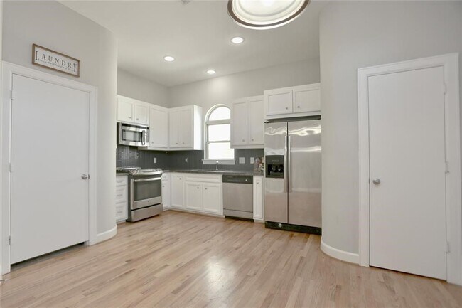 Foto del edificio - 3614 Main Plaza Dr