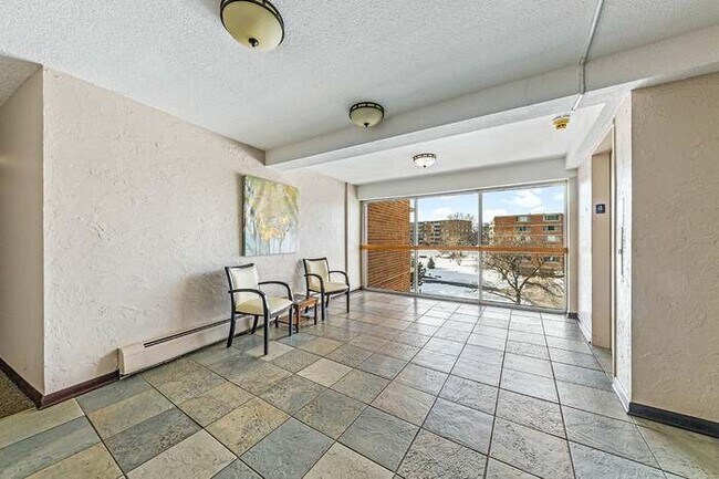 Foyer - 2201 S Stewart Ave