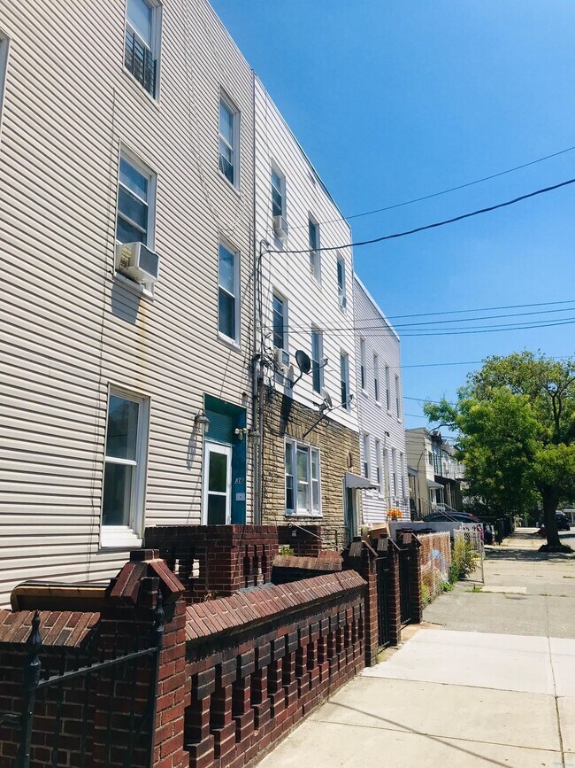 Foto del edificio - 36 Laidlaw Ave