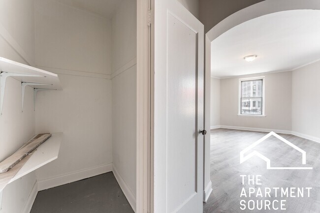 Foto del edificio - 2781 N Milwaukee Ave