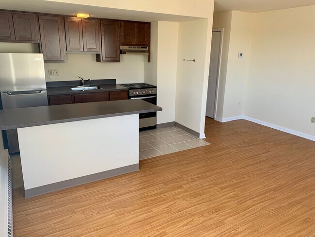 Interior Photo - 415 Wisconsin