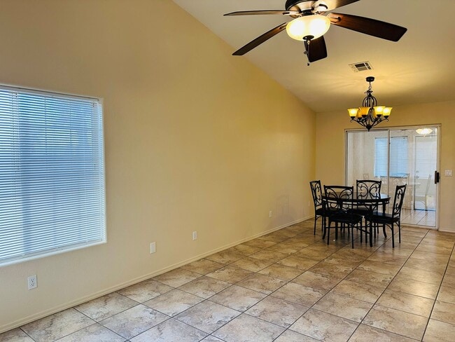 Foto del edificio - Charming 3-Bed, 2-Bath, 2-Car Garage with ...