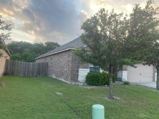 Building Photo - 1720 Persimmon Dr