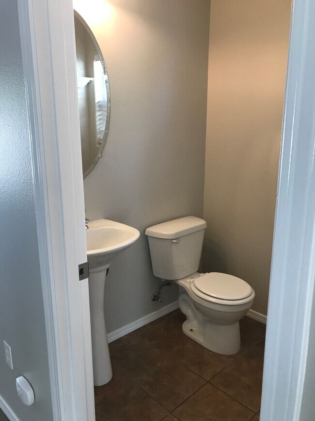 Foto del edificio - Spacious 4 Bedroom home in NE Bend w/newer carpet and paint!