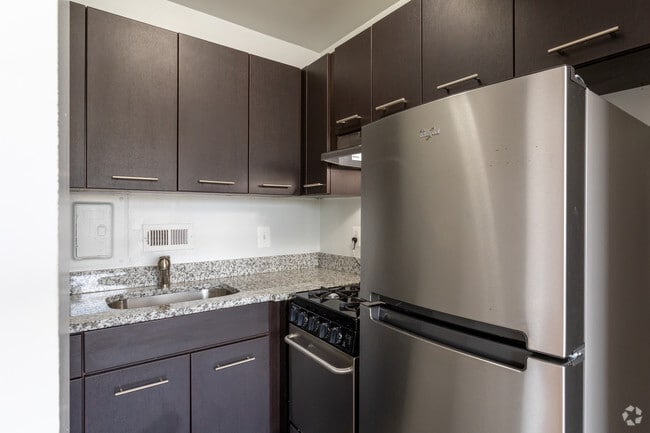 1BR - Junior - 473 SF - Newport West Apartments