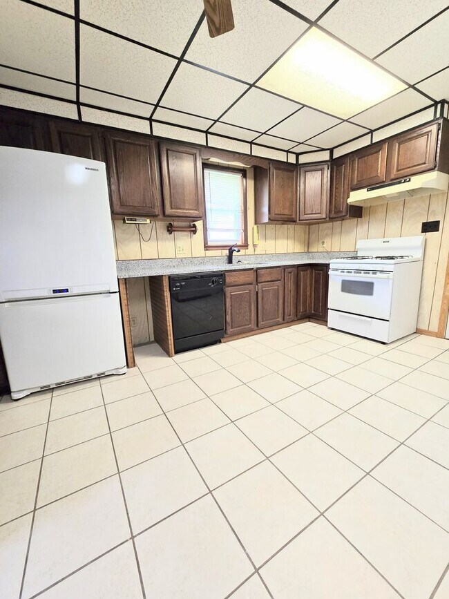 Foto del edificio - Charming 2-Bedroom Home with Fenced Yard, ...