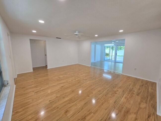 Building Photo - Charming 2 Bed / 2 Bath Home in Venice Gar...
