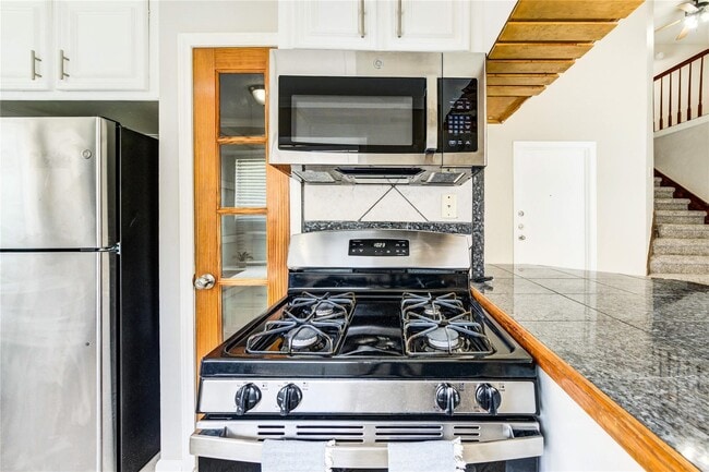 Building Photo - 5255 Beaverbrook Dr