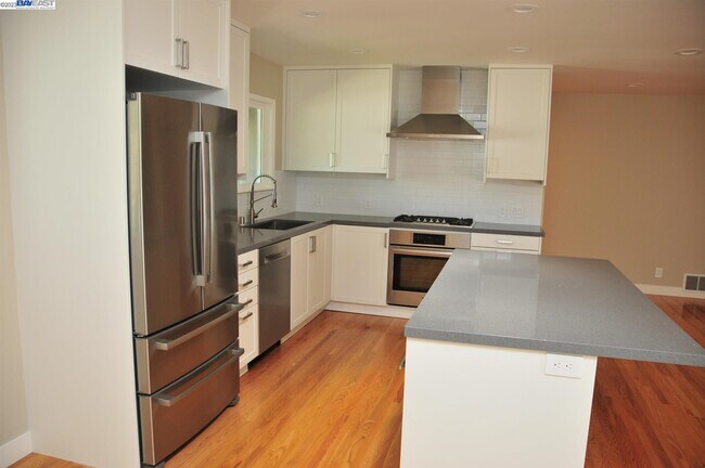 Foto del edificio - 682 Salberg Ave