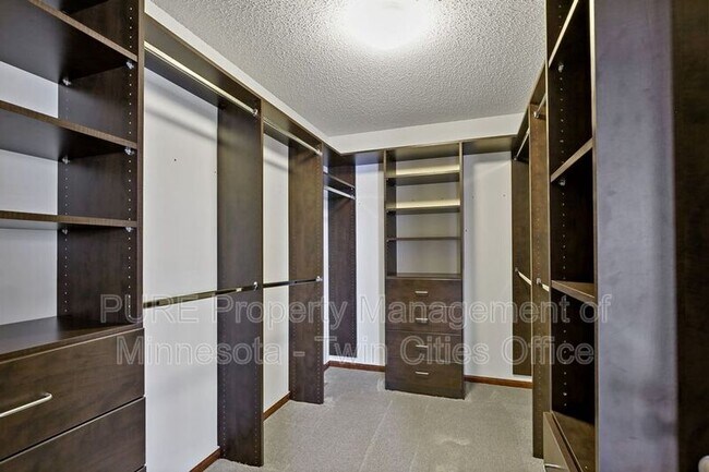 Foto del edificio - 1491 Pembroke Pass