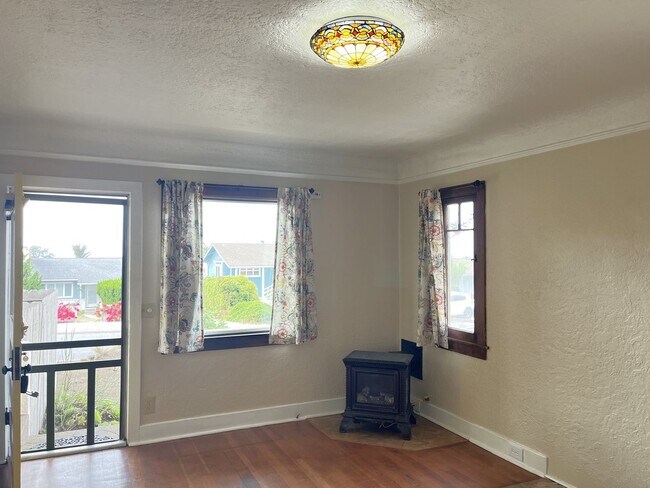 Foto del edificio - Local Gem with a View of the Rock, Clean and Comfy Home!