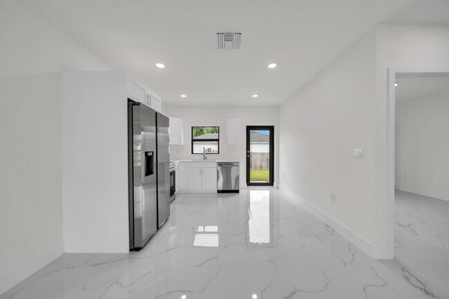 Foto del edificio - 2441 / 2443 Mae Ave S (4920/4922 28th St SW) - 2441 Mae Ave S (4920 28th St SW)