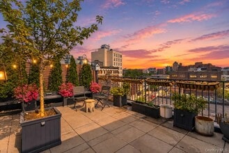 Building Photo - 225 E 138th St