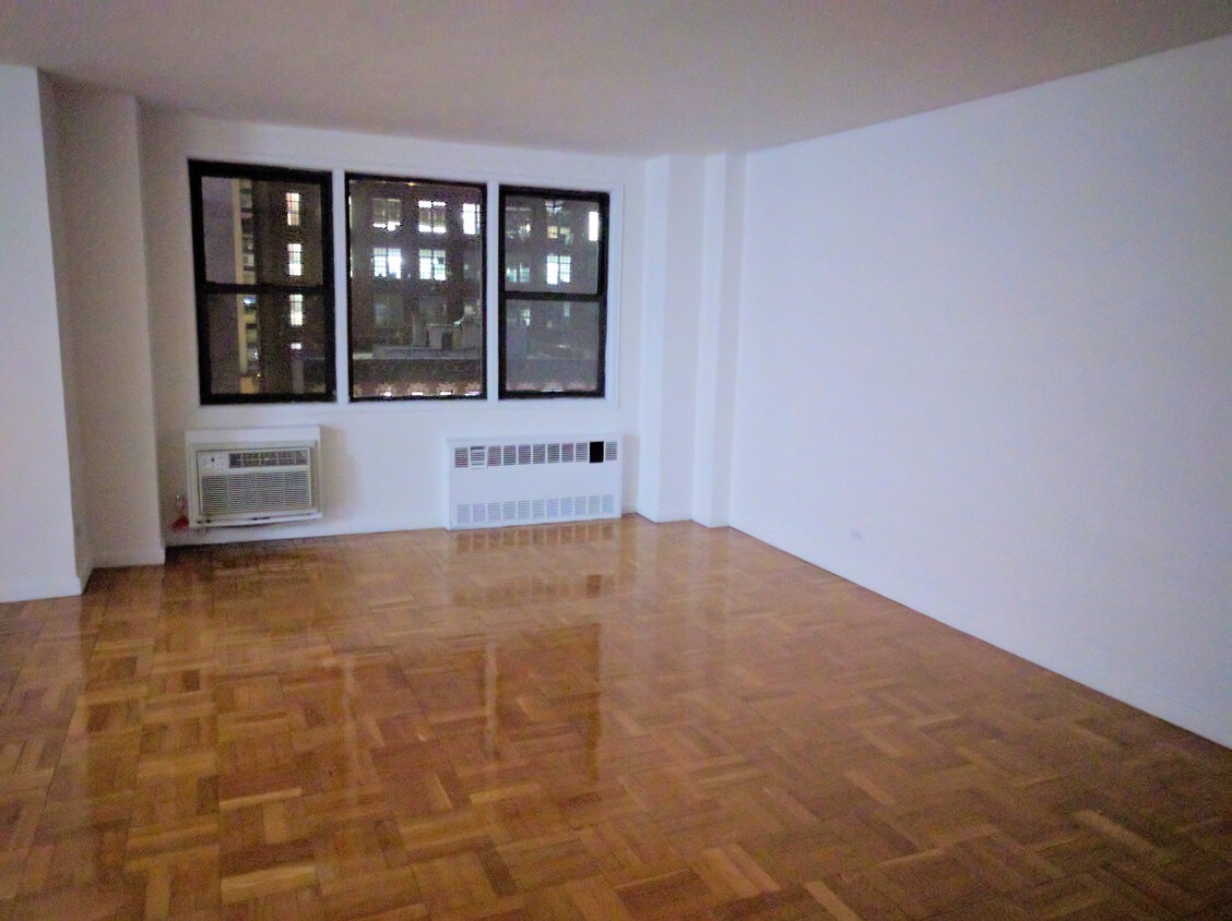 Primary Photo - 150 E 19th St