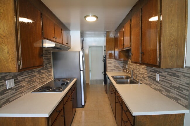 Building Photo - 309 S Doheny Dr