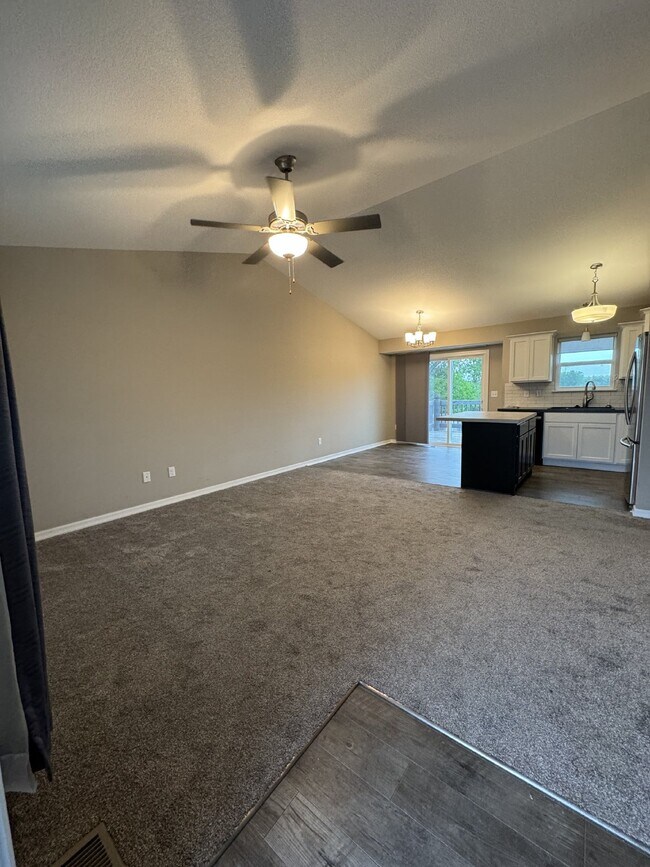 Building Photo - Charming 2 Bed, 1 Bath W/ Basement Rental