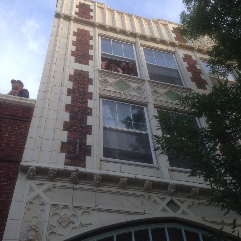 Building Photo - 128 E Main St